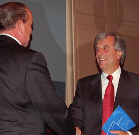 PPT-gruppens ordförande Ulf Frölander passar på att berätta om gruppens verksamhet för Uruguays president Tabaré Vázquez.