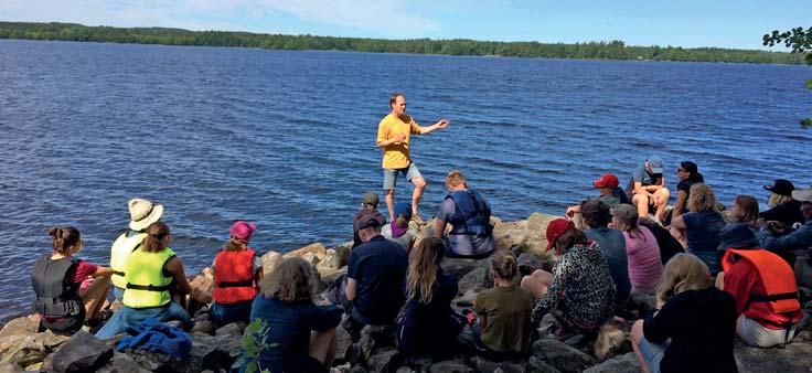 Kanotlägret H 2 O De äldre scouterna träffades på torsdagen vid Immeln och paddlade gemensamt iväg. På fredag kväll nådde de Västerviks brygga i sjön Raslången där de yngre scouterna anslöt.