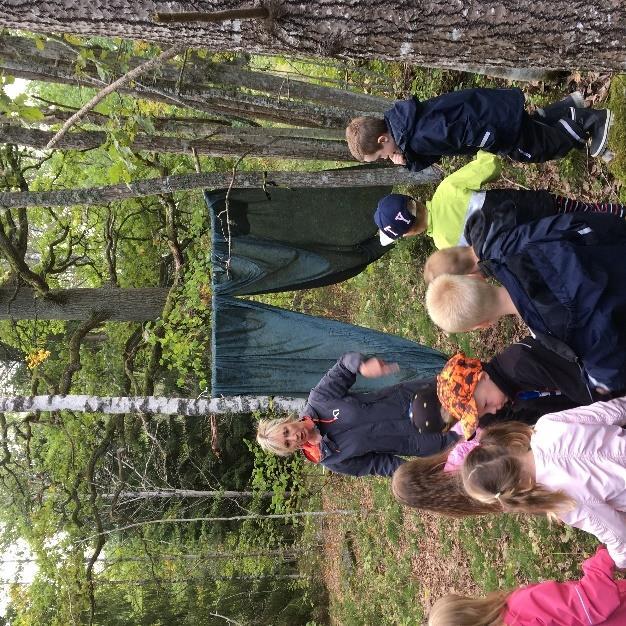 Äventyr Med ett ljud landar mattan, och nu vet vi att vi är i Sagovärlden, även om det ser ut som vi är kvar på förskolan. Det fungerar eftersom vi har mycket fantasi!