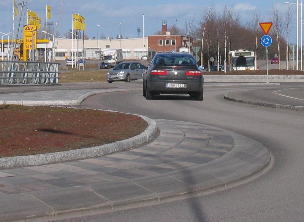 blir detta den första entrén till Arninge handelsområde. Utformningen av cirkualtionsplatsen ska syfta till att annonsera platsen och sänka hastigheten.