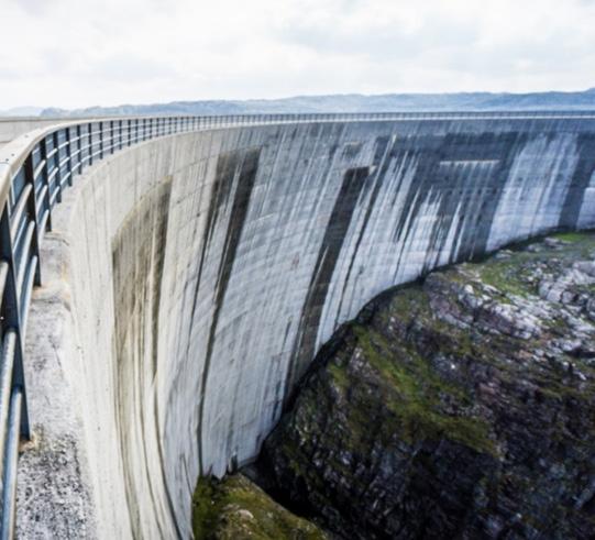 I början av 1980-talet placerade Cementa Research ut betongväggar med flygaskecementet Skövde Std M (24 procent flygaska) på fältprovningsplatsen Smöjen (Gotland) i regnutsatt miljö.