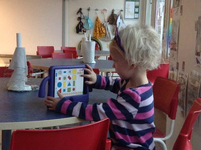 Med digitala verktyg kan pedagoger belysa kunskap på flera olika sätt, med flera olika metoder, för att möta barnens olika intressen.