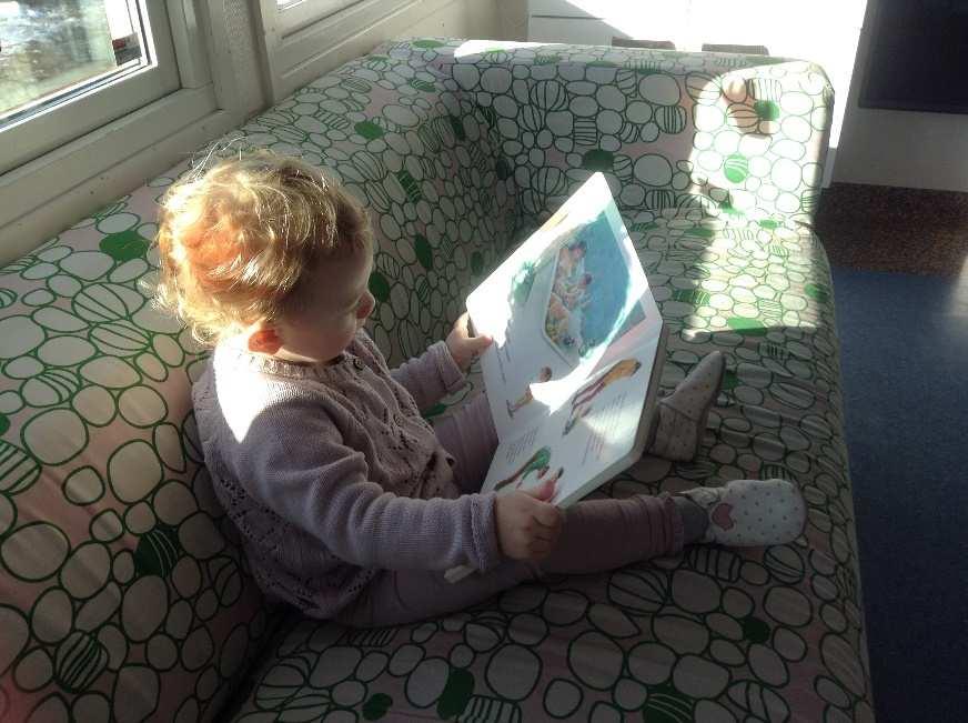 sketcherna, med stöd från vuxen. Sketcherna har repeterats ett flertal gånger i olika konstellationer. Vi upplever att flickor och pojkar deltar i leken kring värdegrundsfrågor på ett likvärdigt sätt.