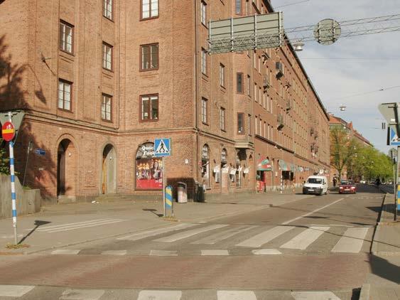 Den indragna högre placerade bebyggelsen inom Artisten har en mer sluten karaktär mot gatan.