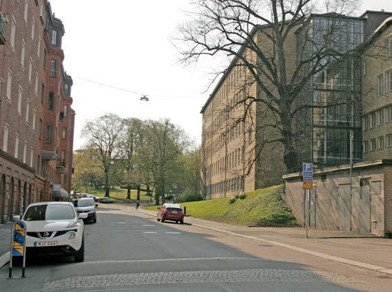 Vy längs Fågelsången i riktning mot Götaplatsen, Artistens gula tegelfasader med indragna partier skapar ett tydligt gaturum tillsammans med