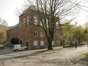 Fasader av rött tegel, med sockel och