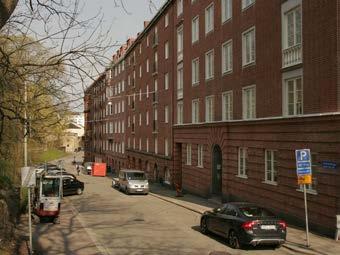 Byggnaden är indrage från gatan,