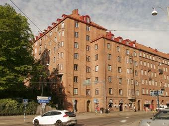 Fasaderna är av rött tegel, taken