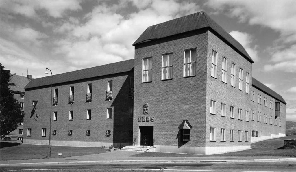 HISTORIK Bebyggelsehistoria GAMLA HOVRÄTTEN Gamla Hovrätten uppfördes 1947-48 för att inhysa den nyinstiftade Hovrätten för Västra Sverige, efter ritningar av arkitekt Hakon Ahlberg, en av Sveriges