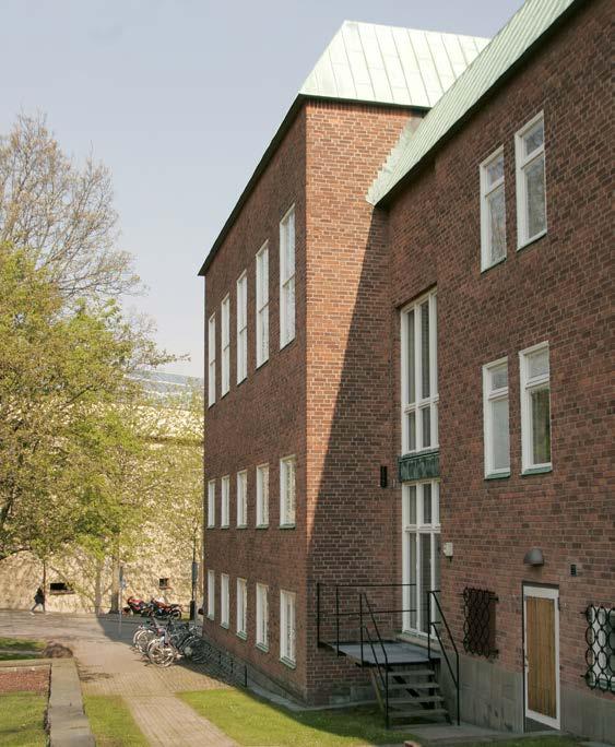 Hans verk bär tydliga känneteckan för tidens svängningar i gestaltning och arkitekturstilar, från nationalromantiska byggnader, via 20-tals klassiscim till 30- och 40-talets funktionalism.