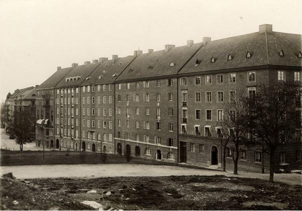 HISTORIK Bebyggelsehistoria KVARTERET ULRIKSDAL OCH KVARTERET DROTTNINGHOLM I början av 1900-talet upprättade stadsingenjör Albert Lilienberg planer för bostadskvarter norr och söder om Johannebergs