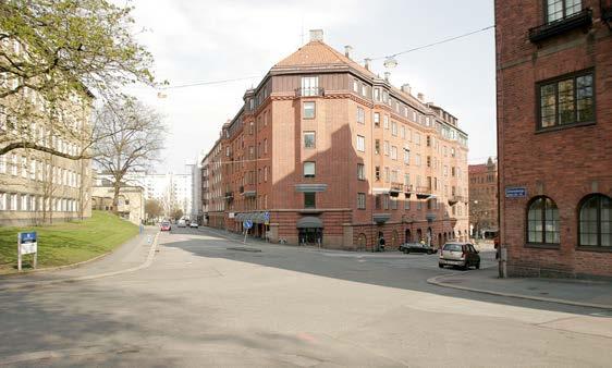 Även vid Artistens entré mot Olof Wijksgatan står två äldre träd, samt ett träd längre västerut invid Johannbergsgatan. Längs Artistens fasad mot Olof Wijksgatan återfinns en trädrad med kastanjeträd.