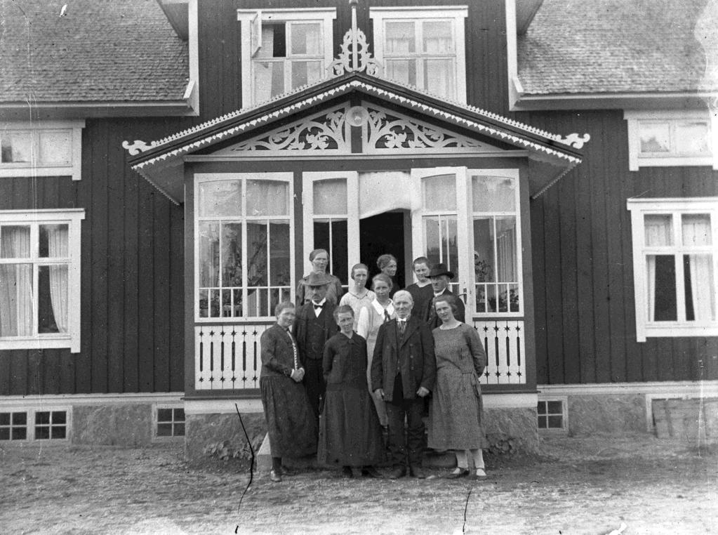 Yaberg Bild (184 a) är från Yaberg. Johan Perssons mangårdsbyggnad som senare ägdes av brorsonen Per Gunnarsson. Detta foto är uppenbarligen taget ganska sent på 1920- talet.