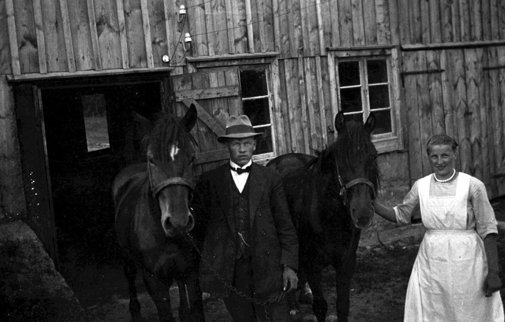 Ludvig och hustru Elsa med sina två hästar (171) utanför stalldörren. De bodde på den sydligaste gården i Löjenäs.