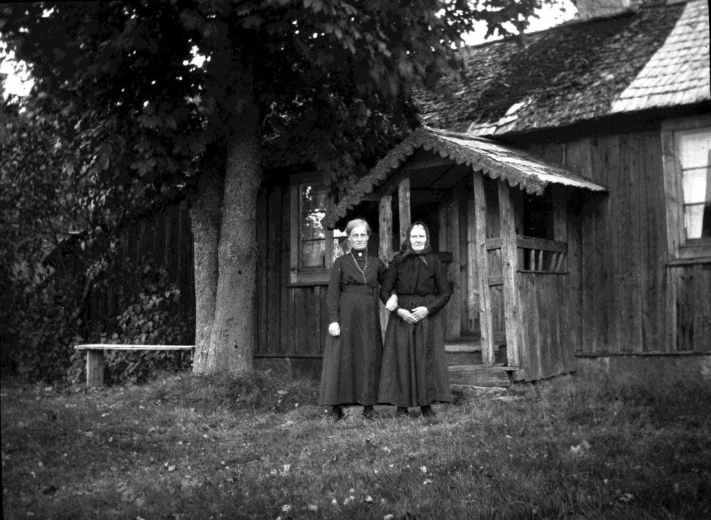 mamma. Ida var en lång och stilig dam. Ida och Hilma Andersson från kyrkbyn var de bästa vänner.
