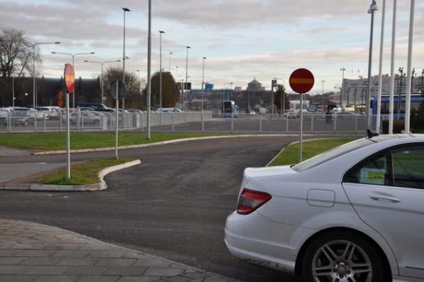 Samtidigt uppehåller sig många i området i väntan på kollektivtrafik eller på väg till och från den service och handel som finns både inom stationsbyggnaderna och i närområdet.