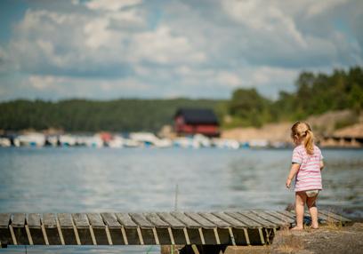 En svensk skärgårdsidyll OM LERVIK Lervik ligger endast en dryg timmes bilväg från Oslo och byggs ut med 40 kvalitetsmässiga fritidshus till att bli ett av de finaste semesterparadisen norr