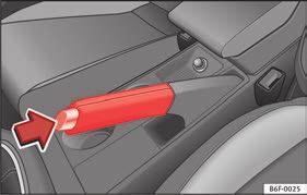Köra Låt aldrig fordonet röra sig med motorn avslagen. Bromssträckan ökar betydligt när bromsservot inte är aktivt.