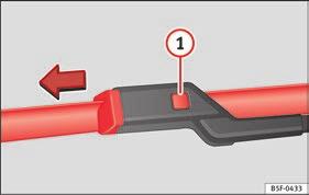 Anslut aldrig minuskabeln till bränslesystemets komponenter eller bromsslangarna i det andra fordonet. De icke isolerade delarna av batteriklämmorna får inte komma i kontakt med varandra.