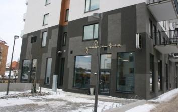 Balkongerna mot Sjödalsvägen är glasade och har varierande djup som ger en mjukhet i fasaderna. Mot gården är fasaderna enklare med pinnräcken till balkongerna.