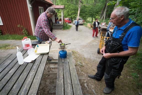 Här laddar Hans och