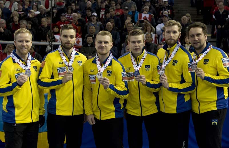 Foto: WCF VM SILVER 2017 Sveriges silverlag vid VM herrar 2017. Fr. vänster: Niklas Edin, Oskar Eriksson, Rasmus Wranå, Christoffer Sundgren, Henrik Leek och coach Fredrik Lindberg.