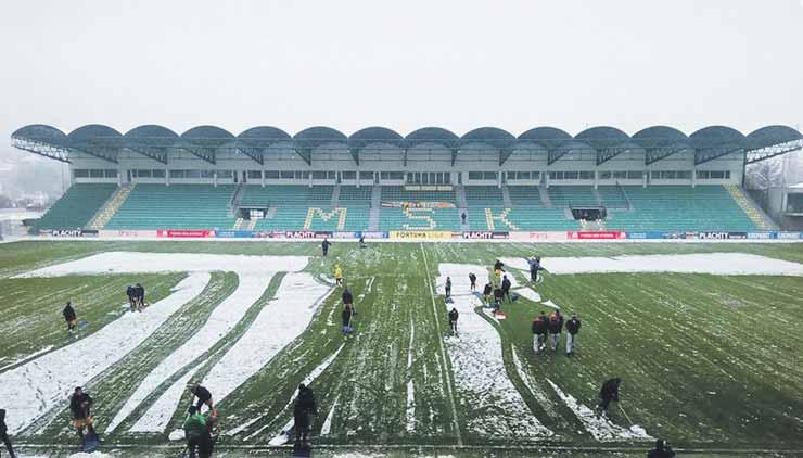 4 FUTBAL streda 2. 3. 2016 NAJVYŠŠIA SÚŤAŽ 21. KOLO Zídu sa presne o týždeň V Žiline sa včera nehralo, s rozhodnutím IVANA KRUŽLIAKA súhlasili obaja tréneri WWW.SPORT.