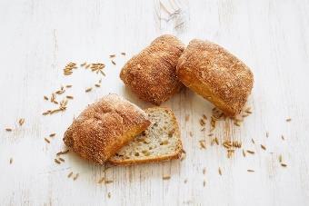 Kyckling-grönsaksknytena bakas av smördeg och är laktosfattiga.