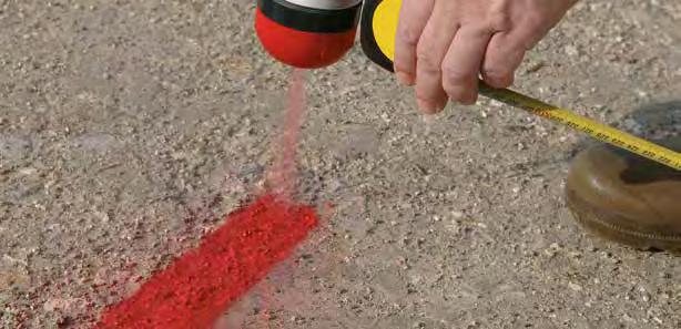 EGENSKAPER Kan användas på diverse ytor, även fuktiga, såsom betong, sand, grus, asfalt, trä och gräs. Mycket tålig säkerhetshatt (en full aerosol som faller 1,50 meter förblir intakt).