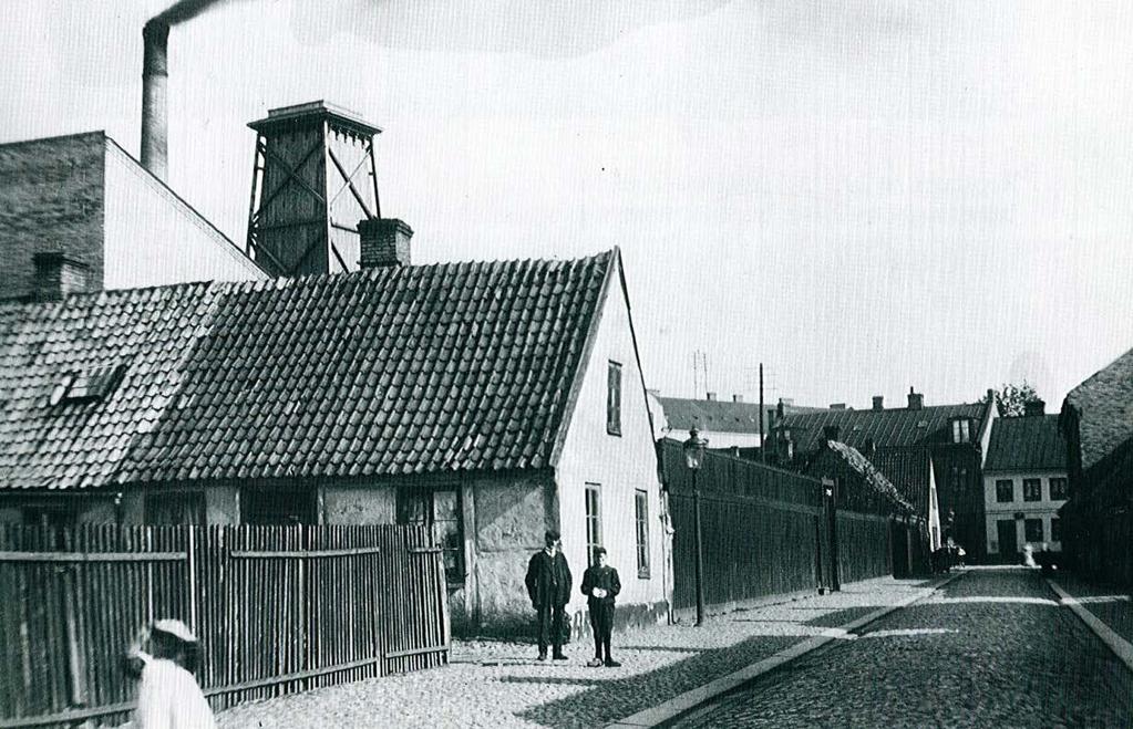 Figur 2. Prennegatans norra del med Bindgarnsfabriken. Fotografi av Jöns Mårtensson 1909. Kulturens arkiv. Fornlämningsmiljö Kv Repslagaren är beläget i den södra delen av Lunds medeltida stadsområde.