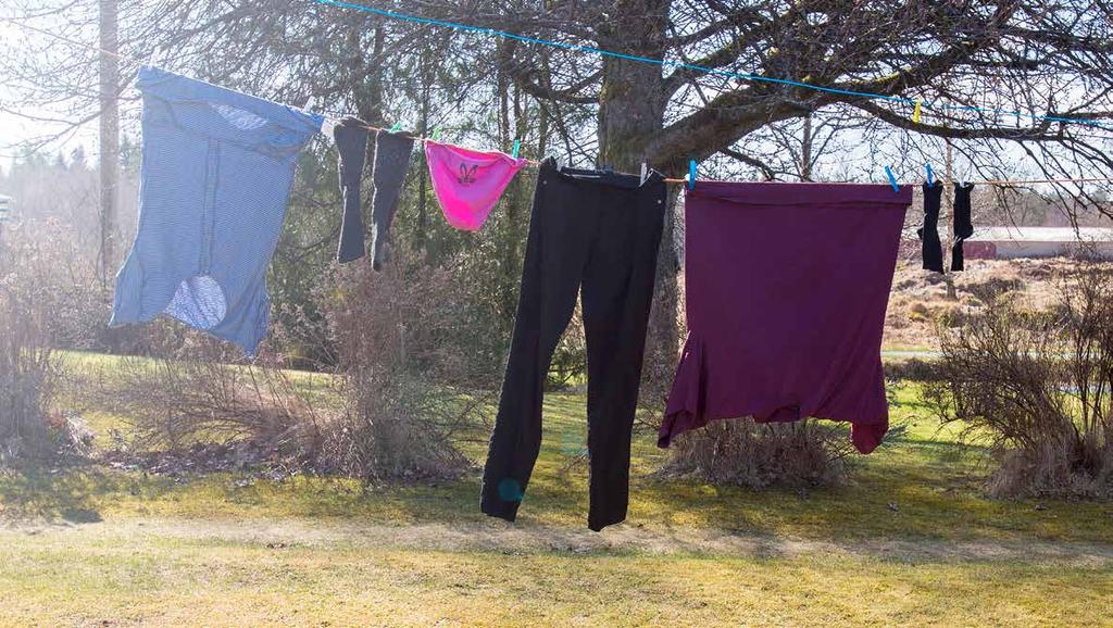 FOTO: LIZA SIMONSSON Miljögifter i våra kläder Konsumtionen av textil ökar i Sverige. Vi köper helt enkelt mer kläder, heminredningstextilier m.m. och därmed ökar också användningen av kemikalier.