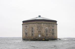 Fästnings- och fyrtornet Godnatt färdigbyggt 1862, fyr sedan 1879, avbemannad 1919.