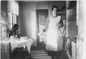 Vad gjorde Ellen i köket? Gäveskärs fyrplats: Ellen i köket på 1920-talet. Foto: Ur familjealbumet Säkert en hel del.