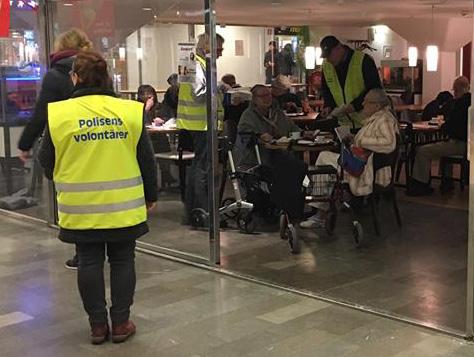 Tre poliser och sju volontärer fotpatrullerade på