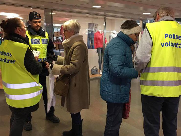 De pratade med de äldre och delade ut ett infoblad med tips