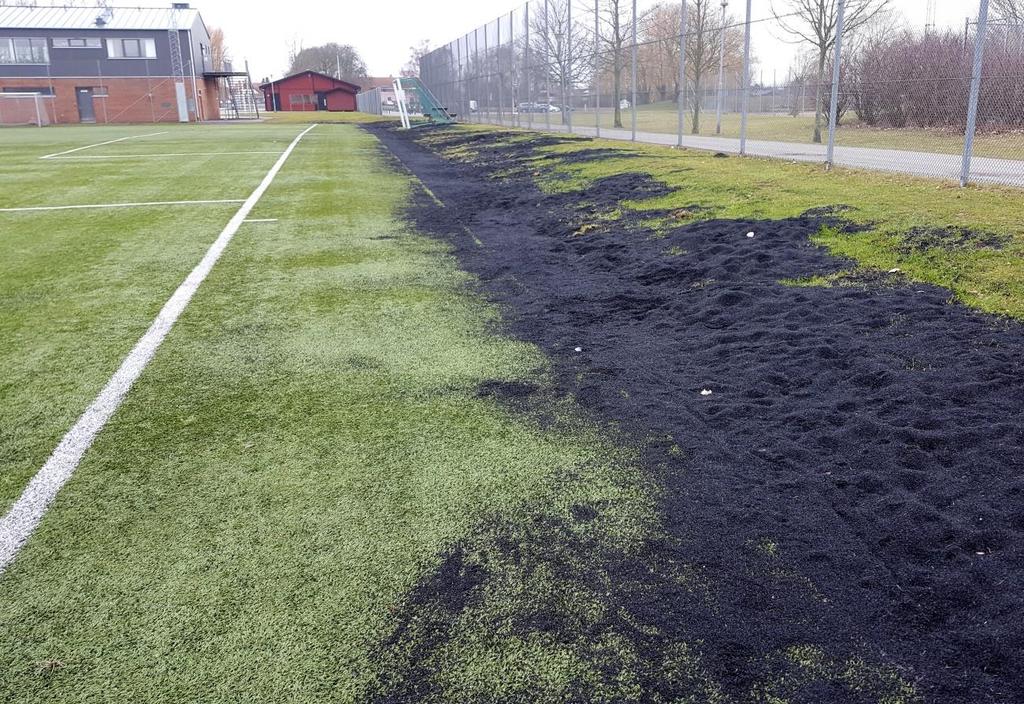 Figur 9. Staffansvallen,den 21 mars 217. På gräsremsan innanför staketet syns stora ansamlingar av granulat.