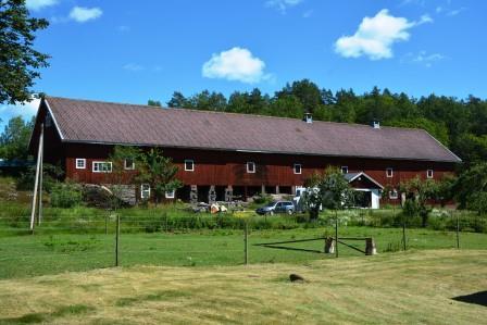 Vatten och avlopp är gemensamt för båda husen. Uppvärmning med elvärme. NB: 3 rum och kök samt inbyggd veranda.