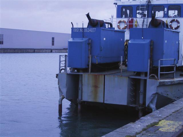 vid stora utombordare som var höj- och sänkbara för att kunna anpassas till olika djupgående. Denna funktion fick man av ett hydraulsystem som kördes från bryggan.