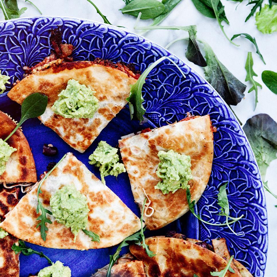 QUESADILLAS med tacofärs och guacamole Ca 0 min Quesadillas 500 gram nötfärs Olivolja* 1 tsk paprikapulver* 1 tsk spiskummin* 1½ tsk torkad oregano* ¼ tsk socker* ¾ tsk salt* 1 krm svartpeppar* 1