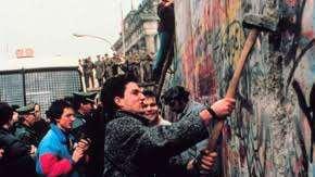 1989? BARN: SVÅR Denna mur revs 1989. I vilken stad fanns/finns den?