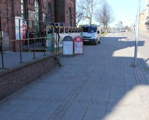 Bild 2 A & B, Järnvägsstationen, ett avbrott i cykelvägen och en besvärlig passage för de som ska cykla förbi I centrum finns åtskilliga enkelriktade gator