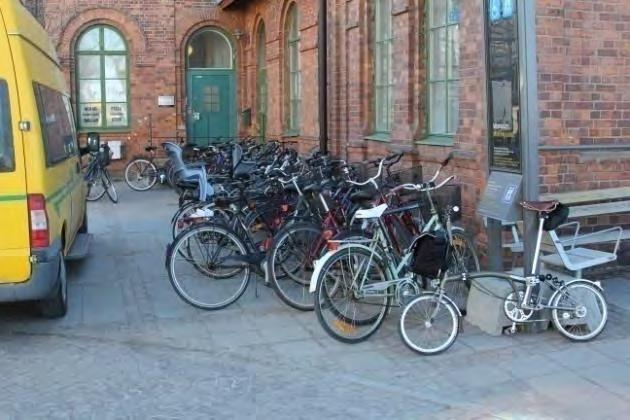 gående. Ordnade, rätt lokaliserade samt säkra cykelparkeringar höjer däremot statusen och uppmärksammar cykling.