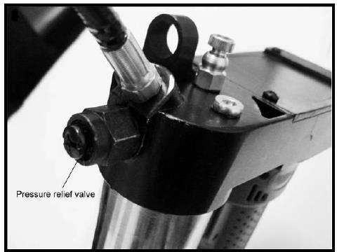 Safety: Read the operating instructions carefully before use. Always use protective goggles or a face mask and gloves. Never hold the rubber part of the hose. Hold the metal nipple.