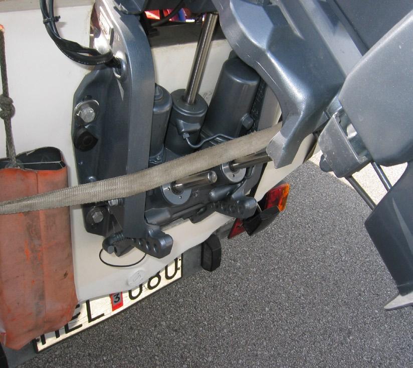 Stort metalllås, som kan låsa fast släpet på bilen, ska alltid användas då båten är ute och åker (stoppa i nyckel, skjut framåt hela metallsaken, lås, täck över nyckelöppningen för att undvika