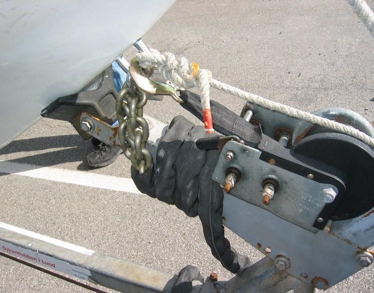 Övriga detaljer kan vara utbytta) Hur ska motorn sättas fast under bilkörning?