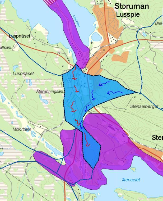 DETALJPLANE OMRÅDE STENSELE VATTENSKYDDSOMR ÅDE Figur 4. Blått område visar avrinningsområde för inloppet i Stenselet. Blåa pilar visar ytavrinning. Röda pilar visar flödesriktning i Umeälven.