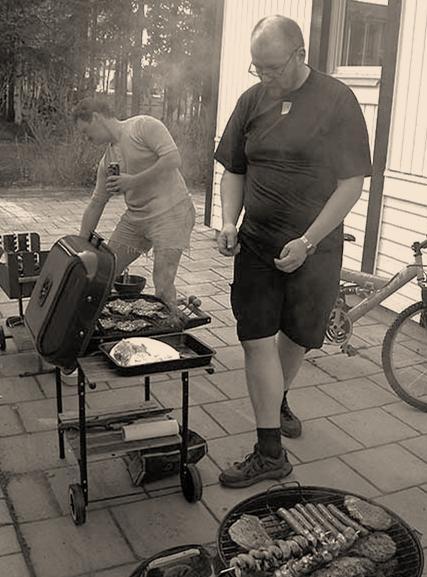 Arrangemanget är enkelt, man tar en kvartersgård, lite smakliga snacks, lite goda drycker till självkostnadspris och bra musik. Sedan bjuder man in alla glada grannar och sedan är anrättningen klar!