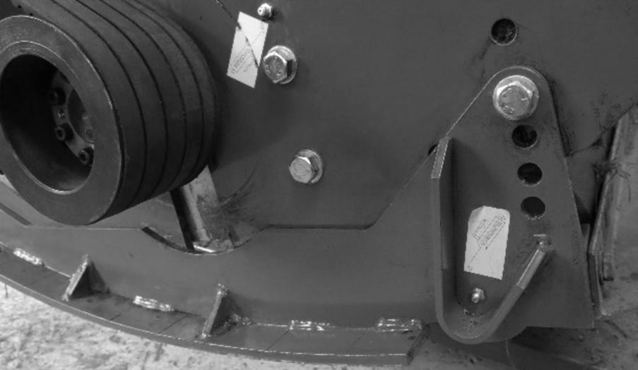 Börja med att sänka slaghacken till marken, montera PTO-axeln med ett varvtal på omkring ¼ motorvarv. När varvtalen är stabila öka hastigheten tills 540 RPM uppnås.