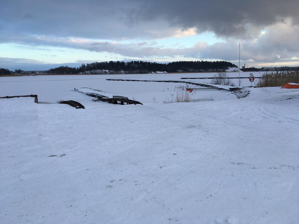 VÅRGLIMTEN 2018 Vår är väl inte det första man tänker på när man tittar på februaribilden här intill från Herstaberg. Tomma bryggor, snö på marken och fruset vatten. Men tiden går fort.
