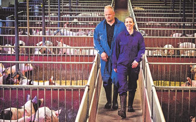 Samtidigt har paret Lena och David blivit familjen Nylöf Svantesson. Barnen heter Klara (13 år) och Oscar (11 år).